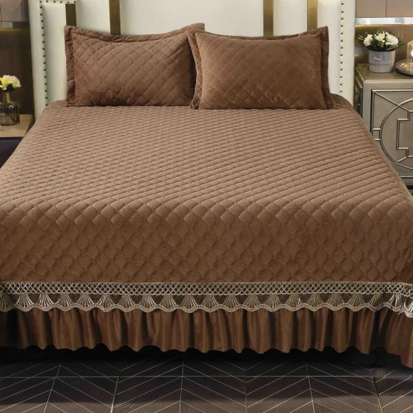 Cuvertura pat din catifea brodată, dimensiunea 230x250 cm, cu fete de perna