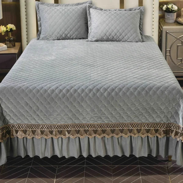 Cuvertura pat din catifea brodată, dimensiunea 230x250 cm, cu fete de perna